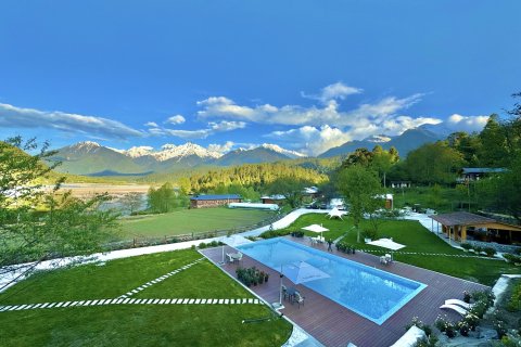 波密仁青庄园酒店