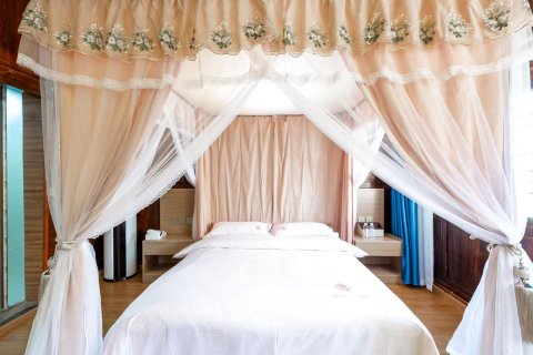 巴塘世纪主题酒店