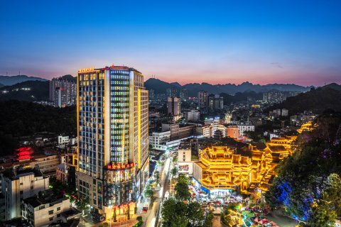 兴义国龙雅阁大酒店(穿云洞公园荷花巷步行街店)