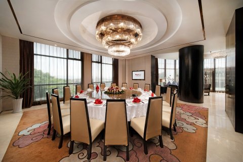 兴义国龙雅阁大酒店(穿云洞公园荷花巷步行街店)