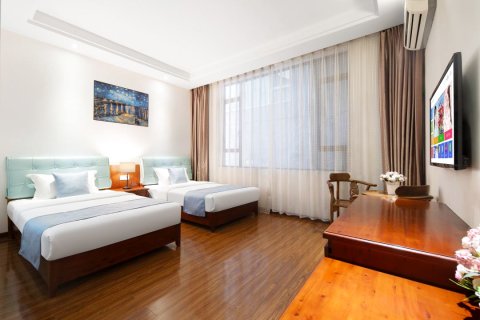 鸿运阁酒店(峨眉山旅游客运中心报国寺店)