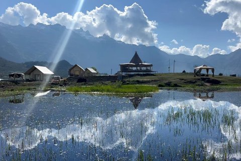 吉隆照见主峰民宿