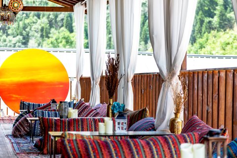 尼勒克画漠天景民宿