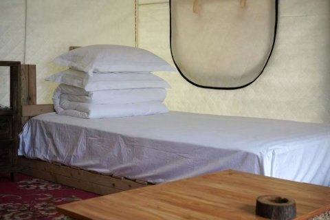 吉隆照见主峰民宿