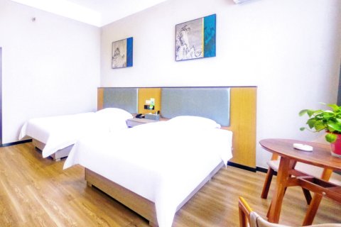 方圆酒店(内乡时代广场万德隆购物中心店)