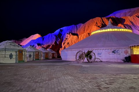 七彩丹霞靠山大营自驾游山庄