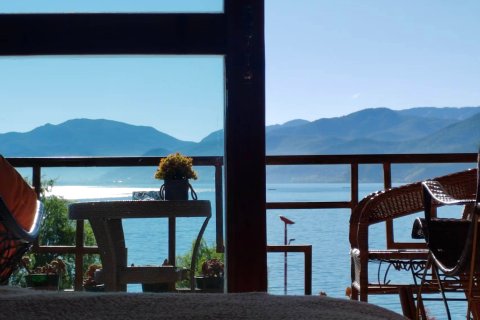 泸沽湖水岸花宿客栈