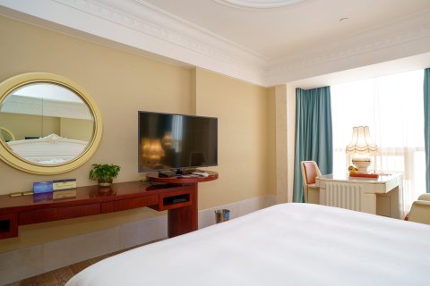 平湖白金汉爵大酒店