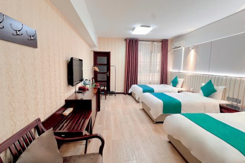 嘉隆酒店(钟楼地铁站店)