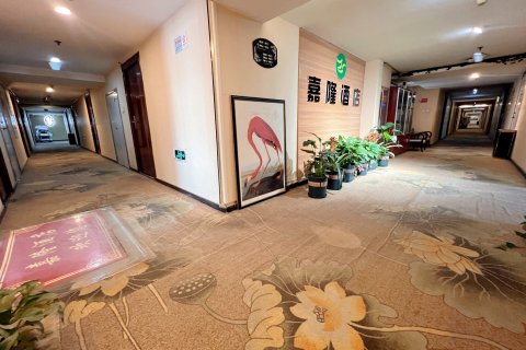 嘉隆酒店(钟楼地铁站店)