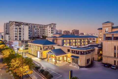 忆泊城市酒店(临平银泰百货邱山大街店)