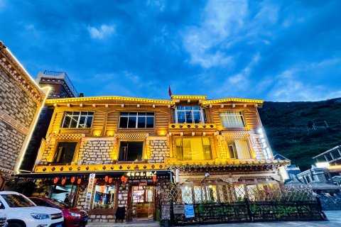 明财山庄(四姑娘山景区店)