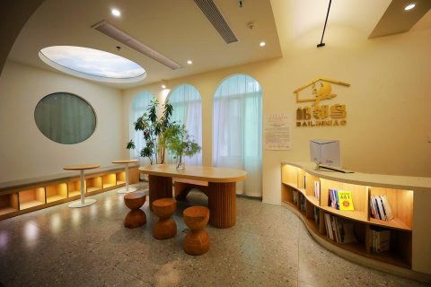 柏邻鸟·民宿(万象城龙眼路美食街店)