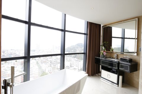 兴义国龙雅阁大酒店(穿云洞公园荷花巷步行街店)