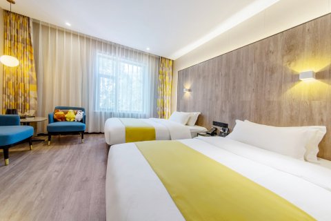 布尔津百顺假日酒店(喀纳斯塔桥中俄老码头风情街景区店)