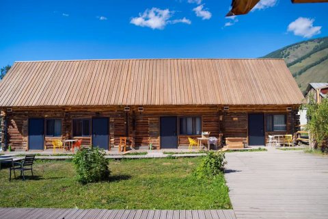 喀纳斯湖滨山庄(老村店)