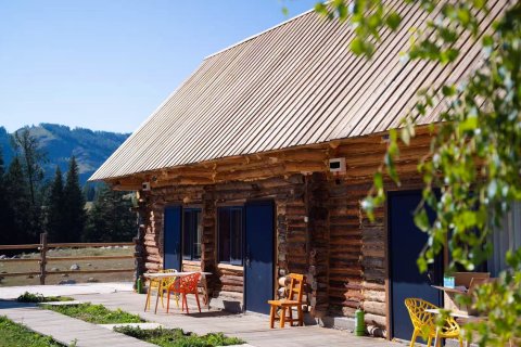 喀纳斯湖滨山庄(老村店)