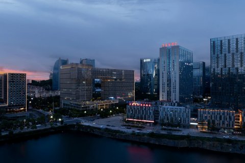 HUACHENG华呈·轻奢艺术酒店(观山湖公园贵阳市政府店)