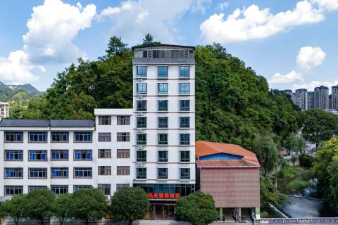 南丹泓泉雅居酒店(金芙蓉广场幸福城店)