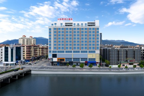 柏丽假日酒店(恩平鳌峰广场店)