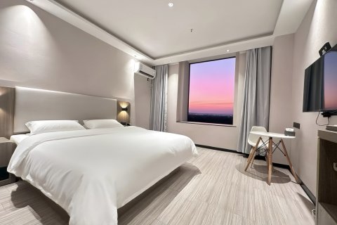 曼悦轻居酒店(红安沃尔玛广场店)