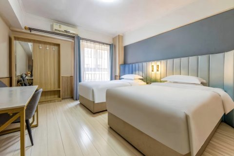 派酒店(钟楼回民街地铁站店)