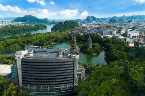 桂林漓江大瀑布饭店(象鼻山两江四湖店)