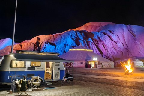 七彩丹霞靠山大营自驾游山庄