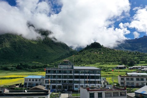 吉隆乃夏扎西林大酒店