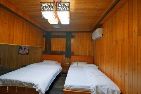 Q加·西双版纳景洪陌上花开客栈(告庄星光夜市店)