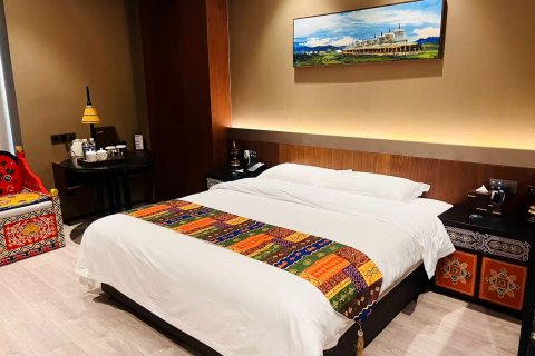 康定岷山太阳部落大酒店