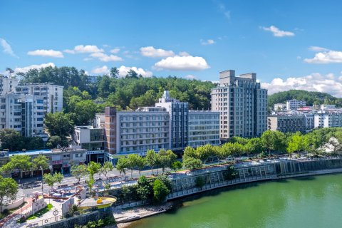 千岛湖中心湖区亚朵酒店