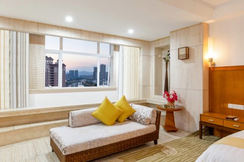 好莱湾酒店(罗定市江滨公园店)