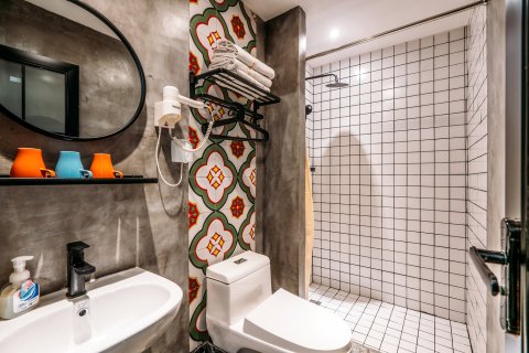 POSHPACKER拖板鞋青年旅舍旅行酒店(成都太古里春熙路地铁站店)