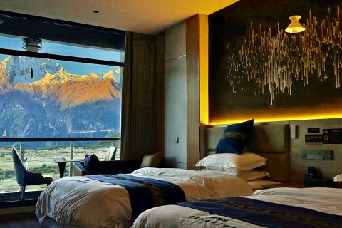 吉隆乃夏扎西林大酒店