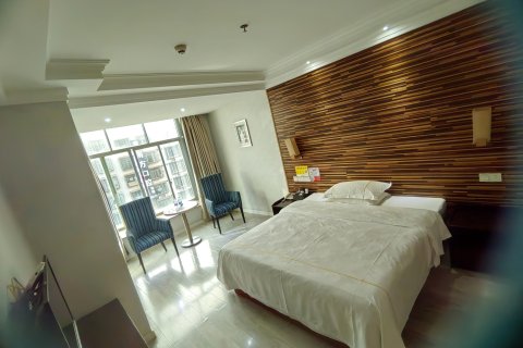 顺利假日酒店(高州市茂名大道城东车站店)