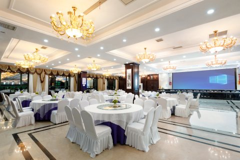 张掖富来登温泉假日酒店(张掖高铁西站爱琴海购物中心店)