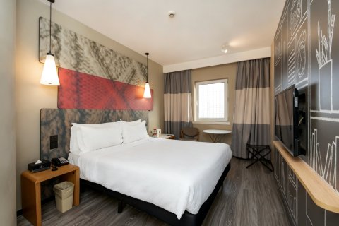 宜必思酒店(上海新国际博览中心芳甸路地铁站店)