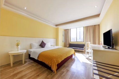 宽厚酒店(吴川同德城一中店)