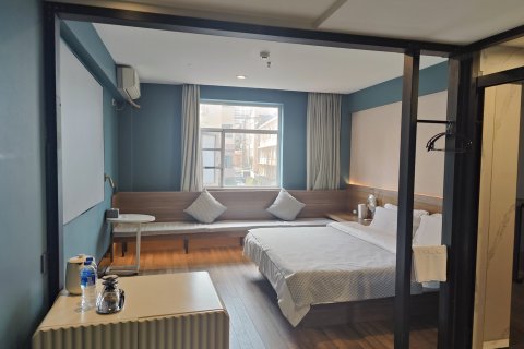 喏喏ROOF·里兹米拉酒店(昆明南屏步行街交三桥地铁站店)