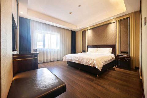 朗廷酒店(哈尔滨中央大街公路大桥地铁站店)