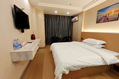 华顺智能酒店(化州市府广场店)