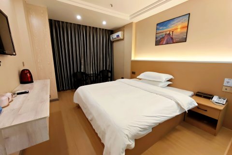 华顺智能酒店(化州市府广场店)