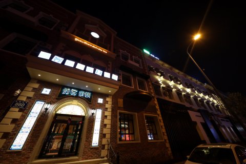 雅客小镇假日酒店(长春人民广场重庆路)