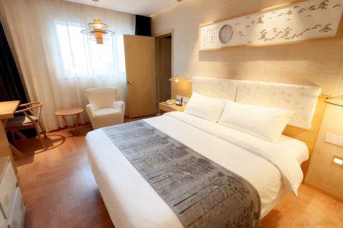 建国璞隐酒店(大连中山路友好广场店)