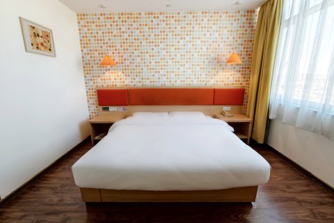 如家酒店(东港客运站老黄海大市场店)