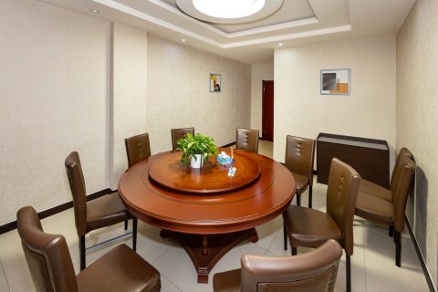 温泉•鑫磊｜日照金山景观Holiday•S度假酒店(温泉国家湿地公园店)