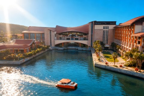 三亚亚龙湾瑞吉度假酒店