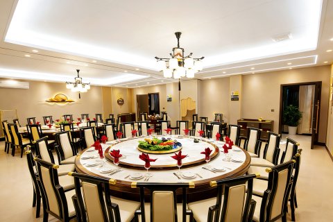 江景·国际WOMENSMOVIEWOWMOVEWOWROMANDM设计酒店(石泉县古城店)