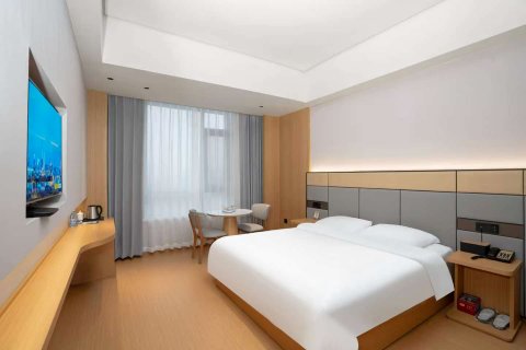 怡龍国际酒店(新蔡月亮湾公园店)